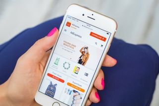 Objednáváte levné zásilky z Číny? Porovnali jsme, jak si vedou jednotlivé aplikace